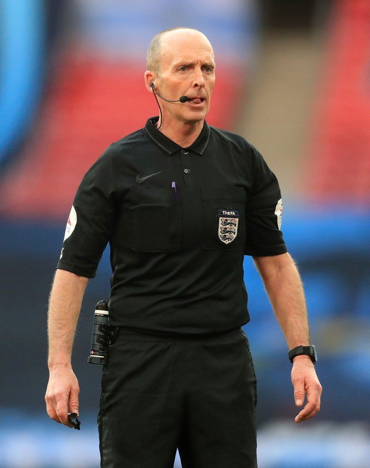 Mike Dean, árbitro inglés. (Reuters)