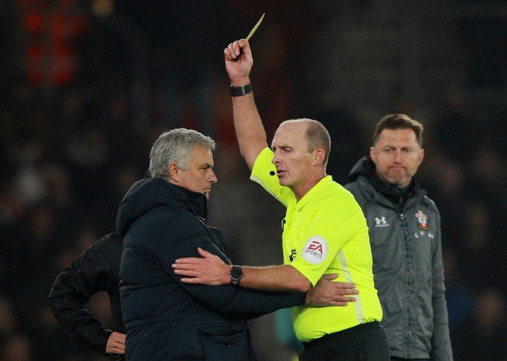 Mike Dean, árbitro inglés. (Reuters)