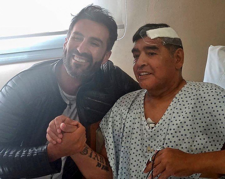 Luque junto a Maradona. (AFP)