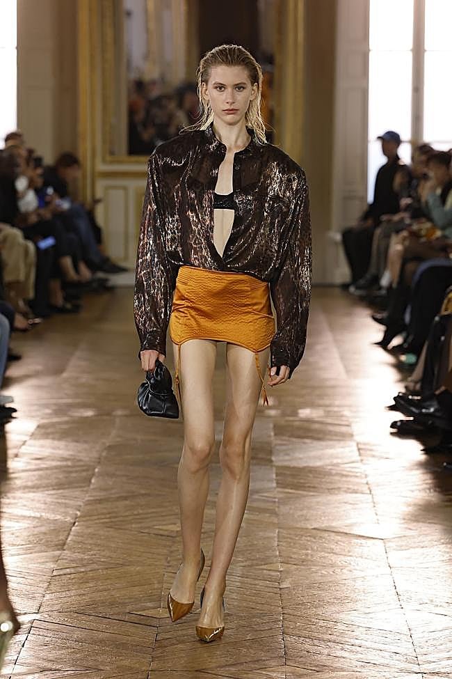 Look de Balmain durante la Semana de la Moda de París.