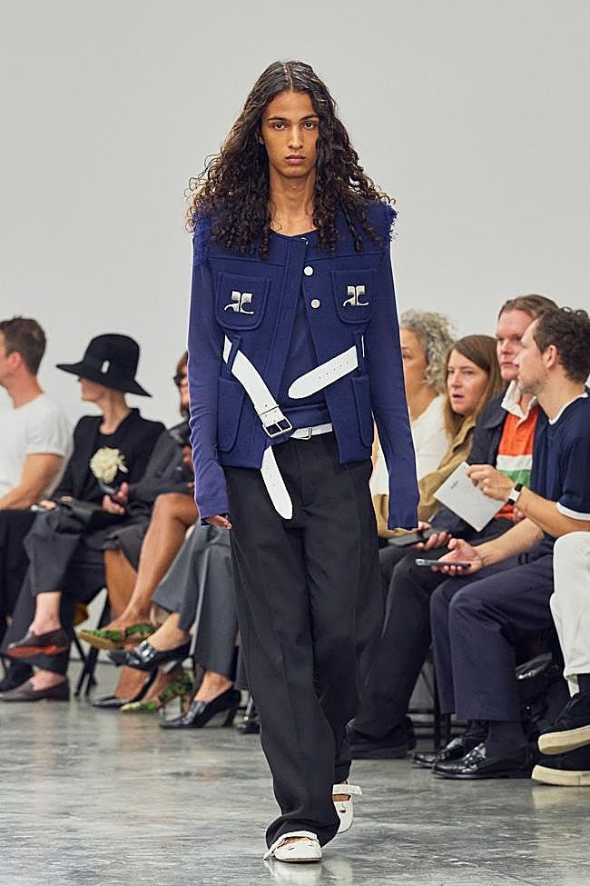 Look de Courrèges durante la Semana de la Moda de París.