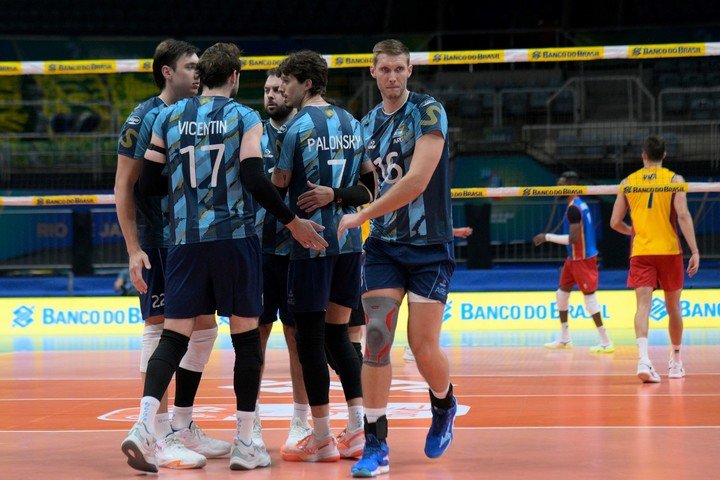 El equipo se reúne tras ganar un punto y Kukartsev se acerca a sacar (Feva).