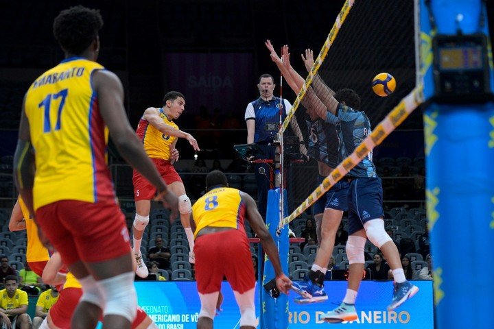 El equipo colombiano logró superar a Argentina en el tercer set (Feva).