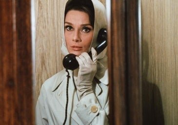 El momento en el que la gabardina dejó de ser masculina: cómo el cine y el espionaje cambiaron su historia