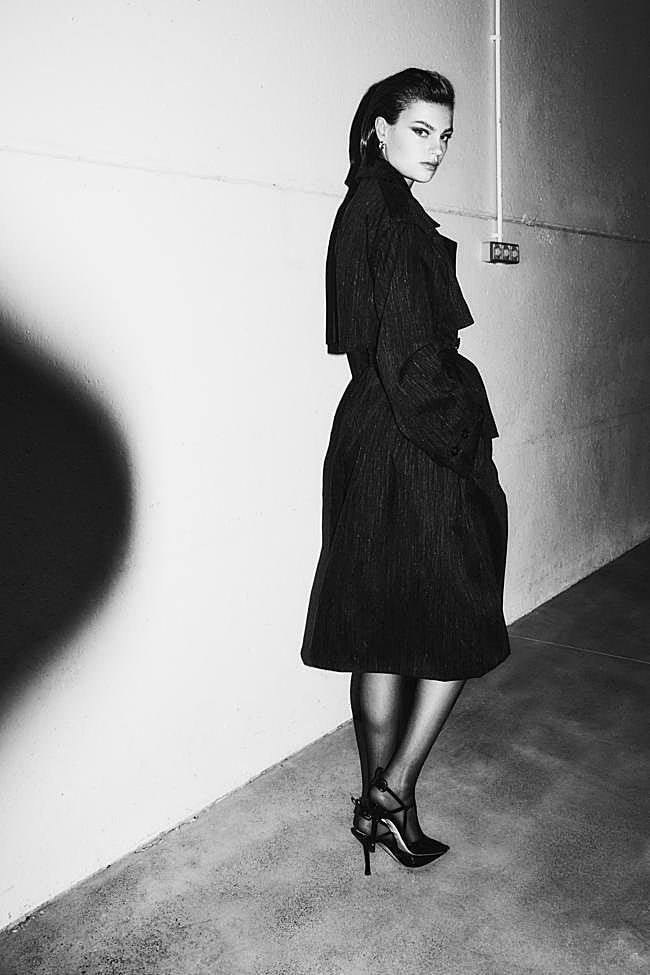 La modelo lleva gabardina de lana jaspeada, de Soeur; medias negras, de Calzedonia; y zapatos destalonados Very Colibrì, de Fendi. Los pendientes son de Thomas Sabo.