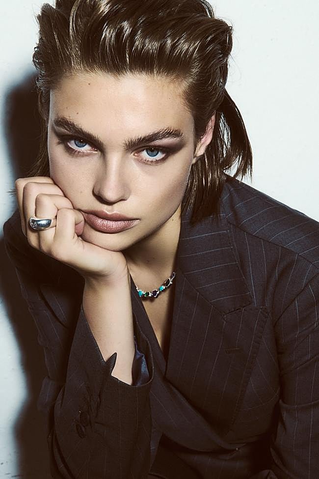La modelo lleva una americana cruzada de raya diplomática, de SILBON; gargantilla con piedras muticolores y anillos, de THOMAS SABO.