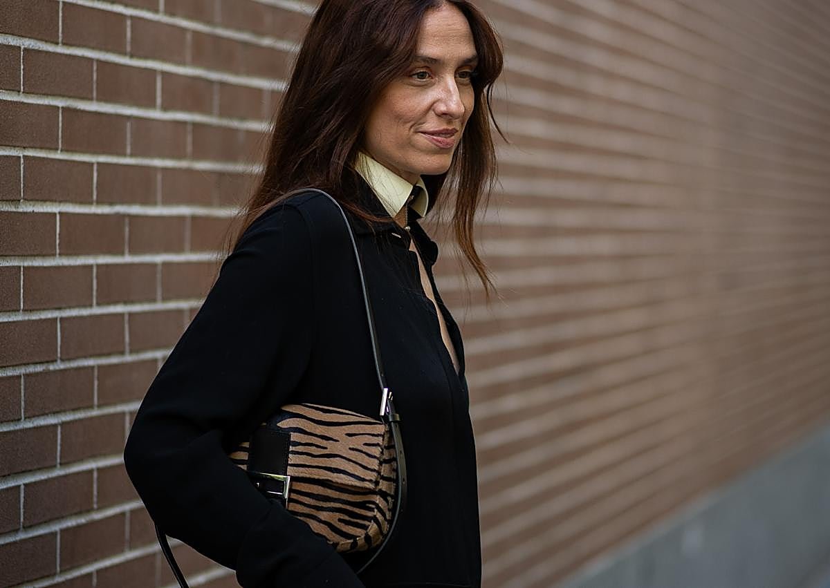 Imagen secundaria 1 - El bolso baguette de Fenid que ha arrasado en el street style de Milán (8.500 euros).