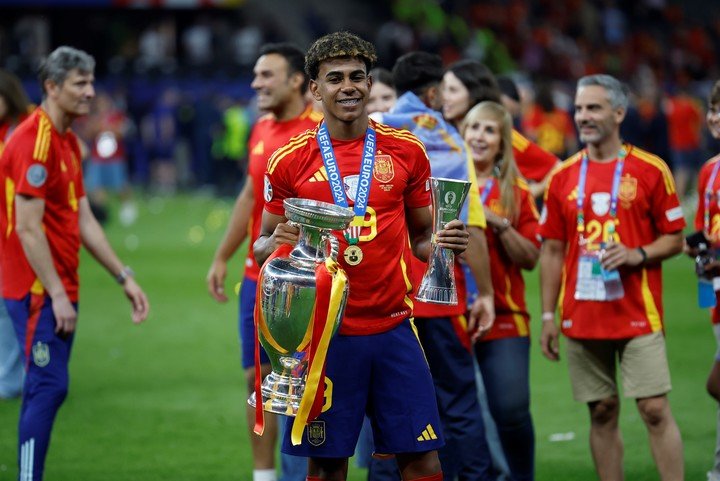 Lamine Yamal, mejor jugador más joven del campeonato, con el trofeo durante la celebración de la victoria de la Eurocopa. (EFE)