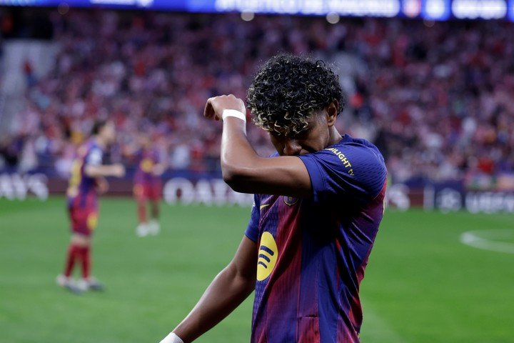 Lamine Yamal, antes del inicio del encuentro correspondiente a la vuelta de los cuartos de final de la Champions League entre Atlético de Madrid y FC Barcelona. (EFE)