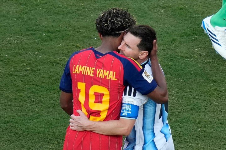 Yamal y Messi en su encuentro en la final del Mundial. (AP Photo/Seth Wenig)