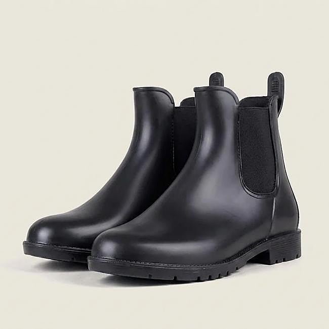Botas de agua cortas en color negro de Muse Madrid.