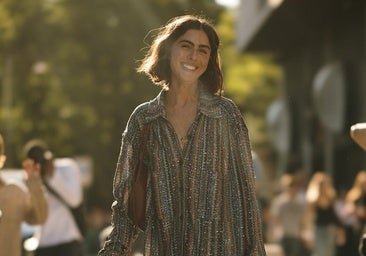 El lúrex vuelve al armario: el tejido más setentero arrasa en el street style de Milán
