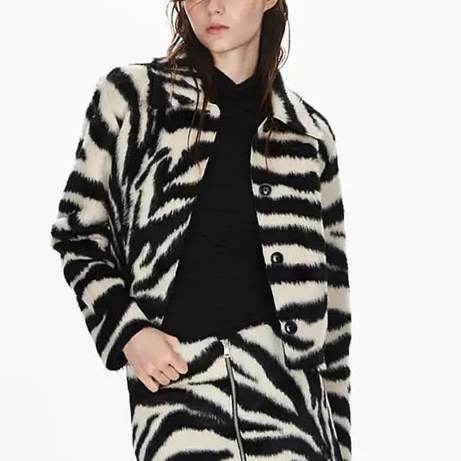 Chaqueta con estampado de cebra de Mango, 69,99 euros.