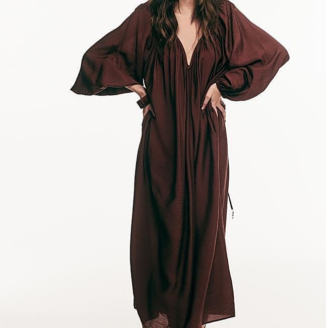 Túnica chocolate de H&M, 29,99 euros.