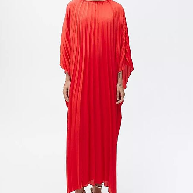 Túnica roja plisada de Mango Outlet, 27,99 euros.