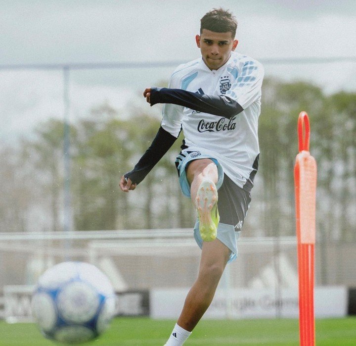 Leo Flores en la Selección. (Prensa AFA)
