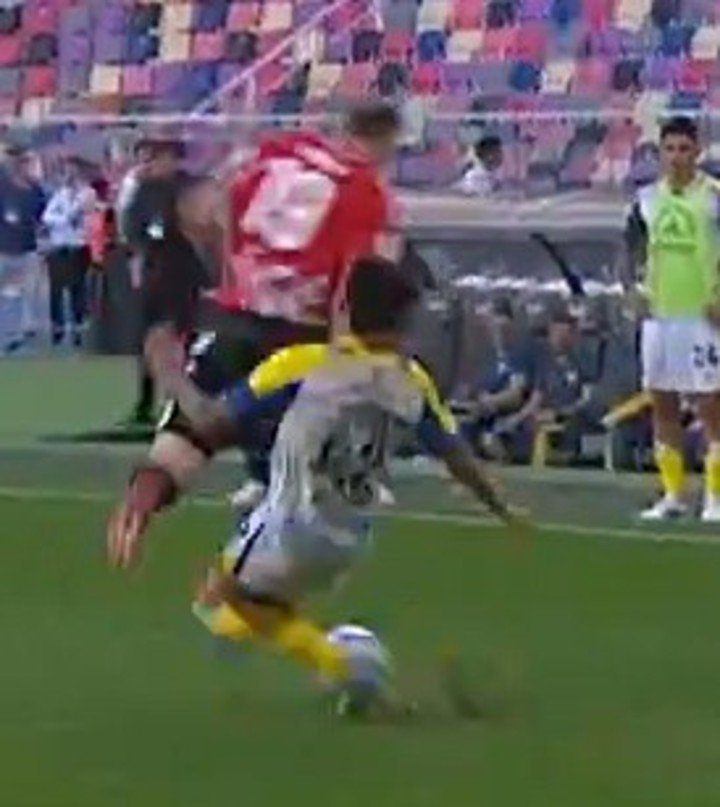 Estudiantes reclamó la doble amarilla a Elías Verón.