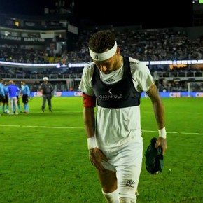 Neymar se lesionó en la eliminación del Santos y apuntó fuerte contra el canchero por el césped: "Excelente trabajo de mierda"