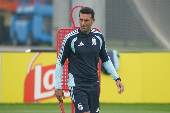 Scaloni y su primera lista post Mundial y post Messi.
Foto Juano Tesone