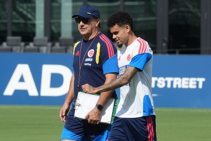 Lorenzo con Luis Díaz, la figura de Colombia. (AP Photo/Marta Lavandier)