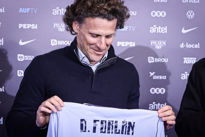 Forlán asumió en Uruguay. EFE/ Gastón Britos
