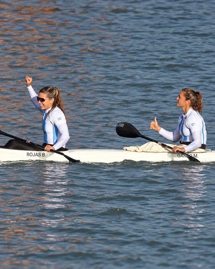 El festejo de Brenda Rojas y Magdalena Garro tras lograr el oro en K2 500 metros femenino.