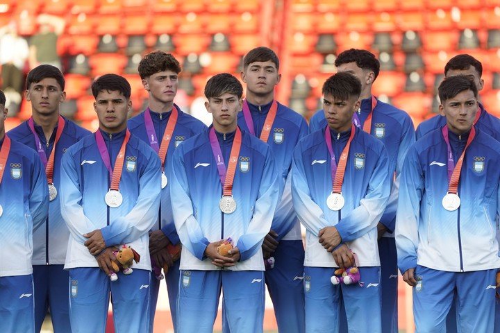 La Sub 19, con cara larga por la derrota. Igual, la plata suma. (Fernando de la Orden)