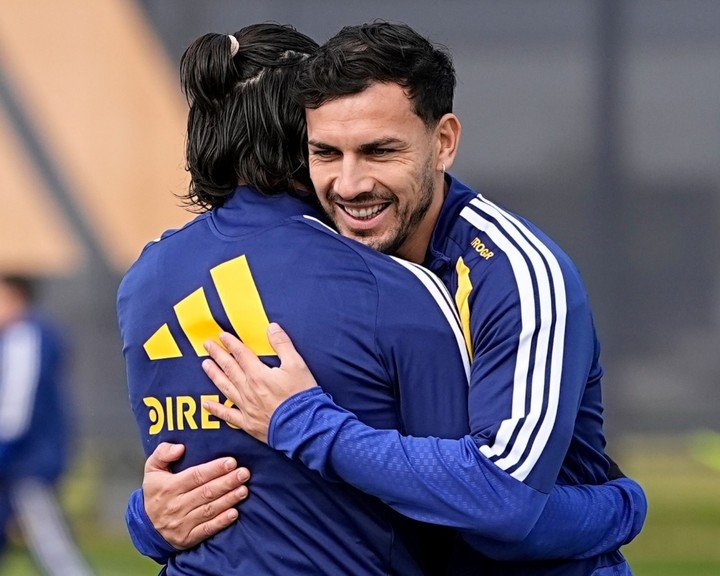 El sentido abrazo de Paredes con el Changuito Zeballos en la práctica de Boca. ¿Despedida? (Prensa Boca).