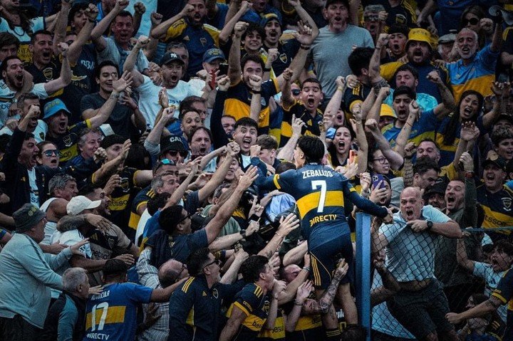 El gran recuerdo de Zeballos en la Bombonera: gol a River y abrazo con los hinchas en la platea.
