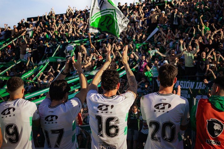 Los hinchas de Ferro ante Estudiantes en Caseros.