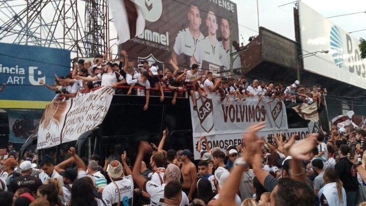 El festejo de Platense tras su primer título.