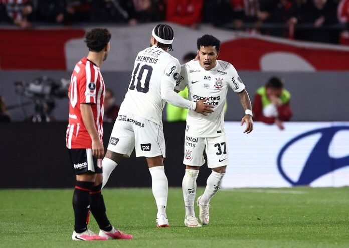 Polémica en la Libertadores: Estudiantes reclamó por un gesto de Memphis Depay a la hinchada