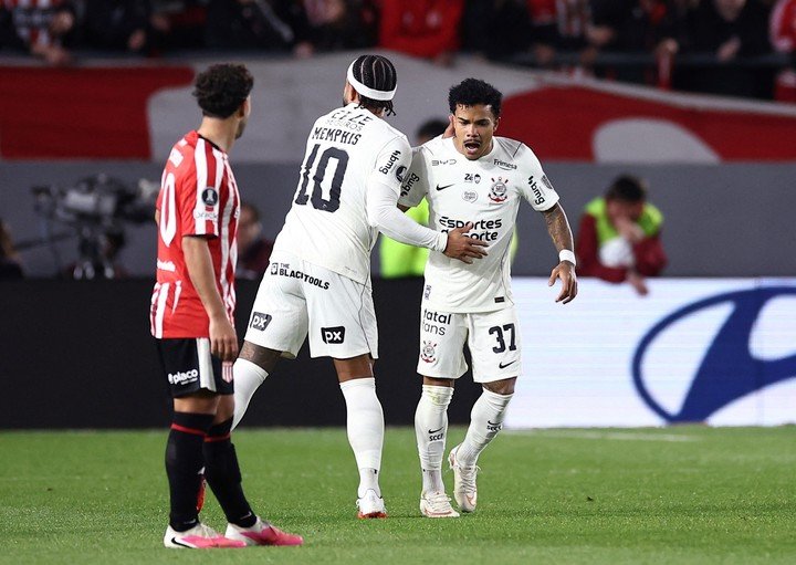 Memphis Depay (centro) festejando el gol de Kaio César ante Estudiantes. (Reuters)