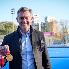 Fernando Ferrara, el DT de Las Leonas, con Olé: lo escrito, el lema, el efecto fútbol, Messi y ahora ir por el oro olímpico
