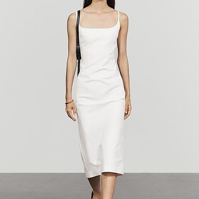 Vestido midi blanco de Massimo Dutti, 79,95 euros.