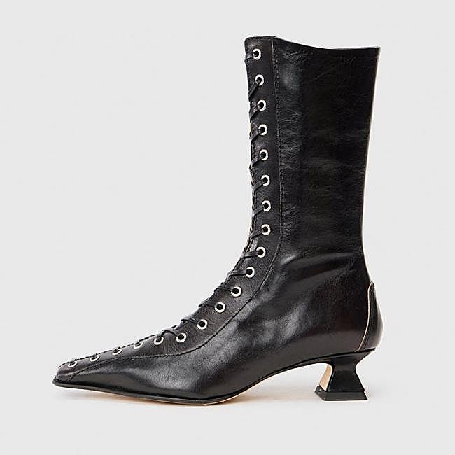 Botines con cordones de Miista, 510 euros.