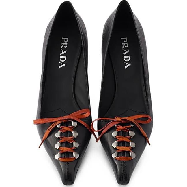 Antiqued leather pumps de Prada, 1.250 euros.