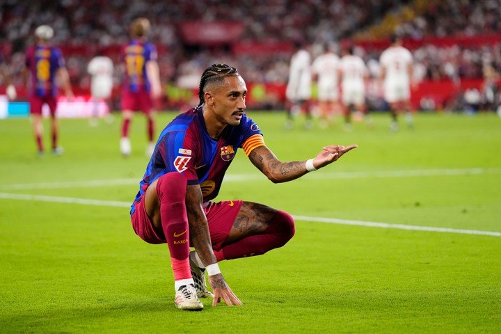 Raphinha la gastó en el partido frente al Sevilla (AP Photo).