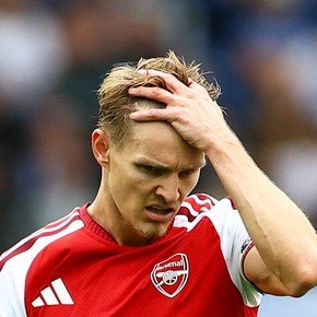 Decepcionó el vigente campeón: tras sufrir una goleada, Arsenal se alejó de la cima de la Premier League