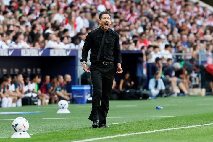 Simeone en el último clasico: 2 a 1 en el estadio Riyadh Air Metropolitano (EFE).
