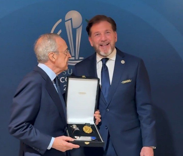 Florentino Pérez y la réplica de la medalla de la final de la Libertadores 2018, entre River y Boca. Regalo de Alejandro Domínguez, presidente de la Conmebol.