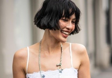 Los collares largos con colgante son la joya fácil que transforma cualquier look veraniego
