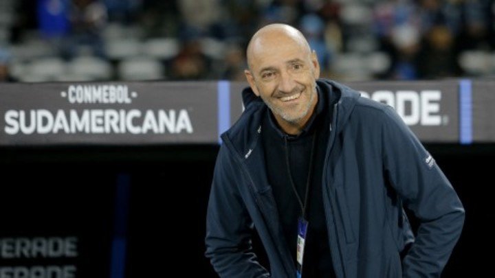 Guillermo Duró, entrenador de Riestra. (AFP)