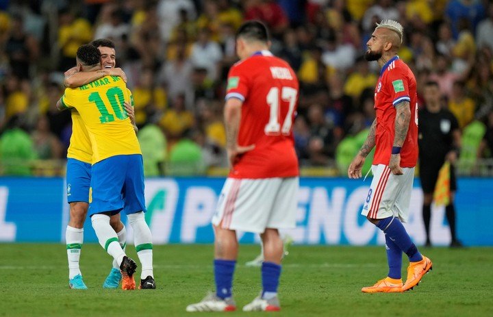 Coutinho y Neymar jugando juntos en Brasil. (AP Photo/Silvia Izquierdo)