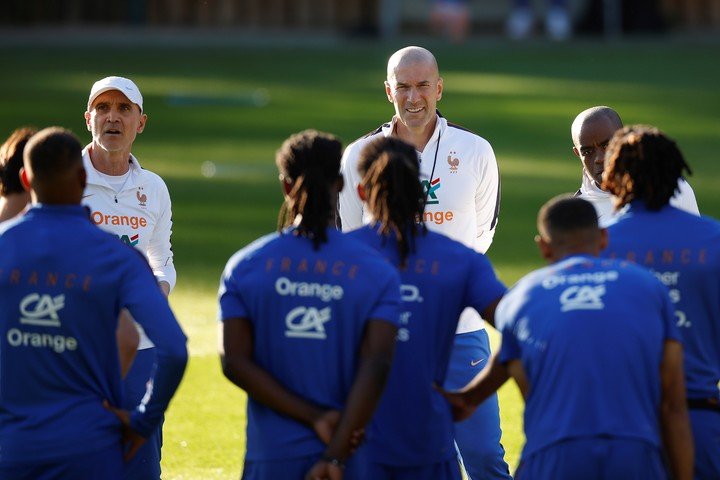 Francia espera por el debut de Zidane. (EFE)