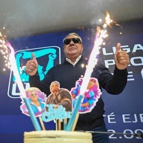 Las fotos del cumpleaños de Tapia: los anteojos negros en el Comité Ejecutivo y la torta con Scaloni y los jugadores