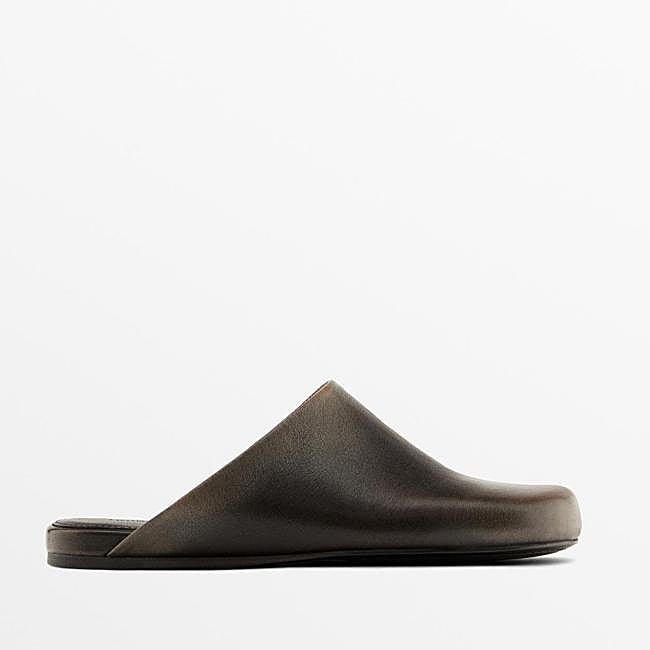 Zuecos con efecto envejecido de Massimo Dutti, 89,95 euros.