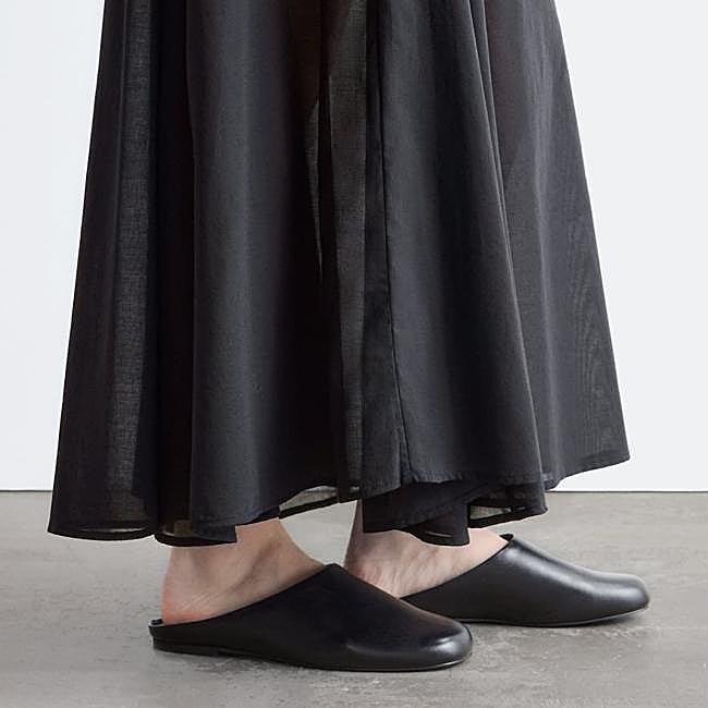 Mules negros de &Other Stories, 99 euros.
