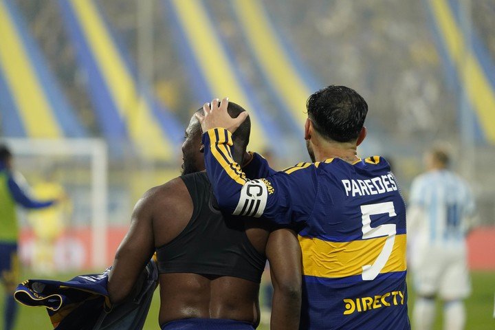 El doble gesto de Paredes con el ecuatoriano. (Foto: Fernando de la Orden)