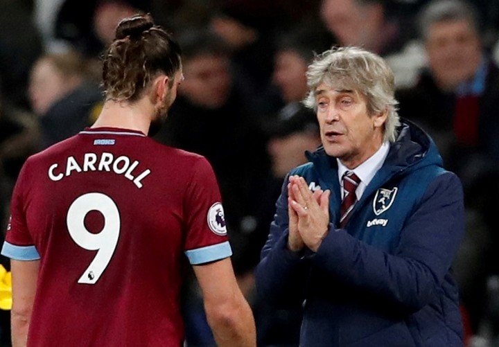 Andy Carroll con Manuel Pellegrini en West Ham.